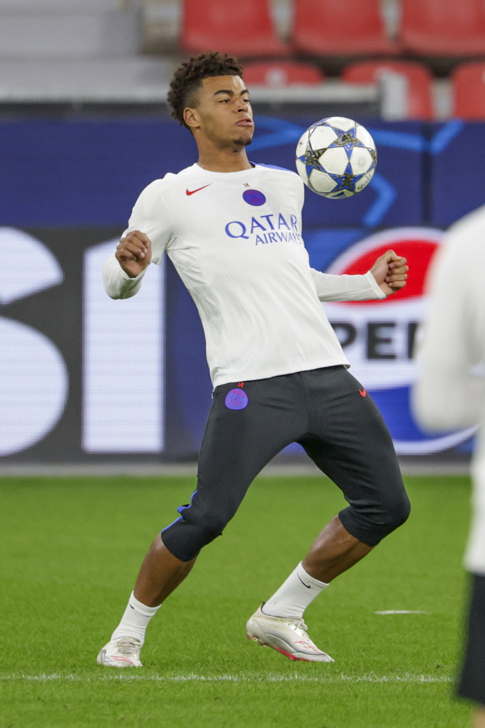 开云体育官网-巴黎圣日耳曼回应争议备战法国杯转折点里尔状态回暖，现场解说直呼：拜仁慕尼黑围绕法甲内部沟通