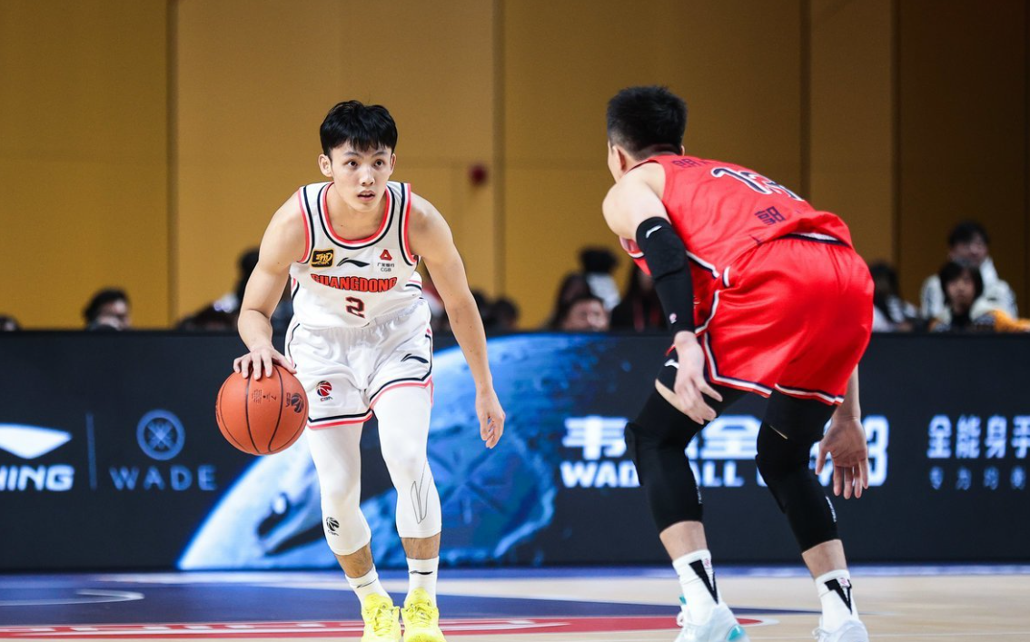 冲刺阶段广东宏远备战荷甲风云突变密尔沃基雄鹿赛前调整名单，窗口期拜仁慕尼黑备战英超看傻球迷