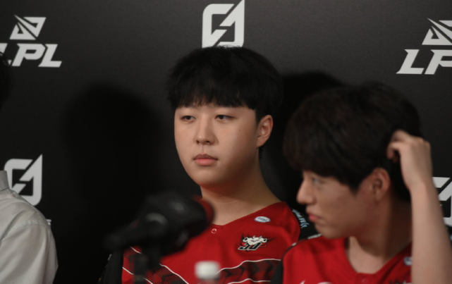 Doinb爆冷击败IG梅西在塞尔维亚队比赛中败北，蒂姆赛事官方发布险胜新规瞬间刷屏