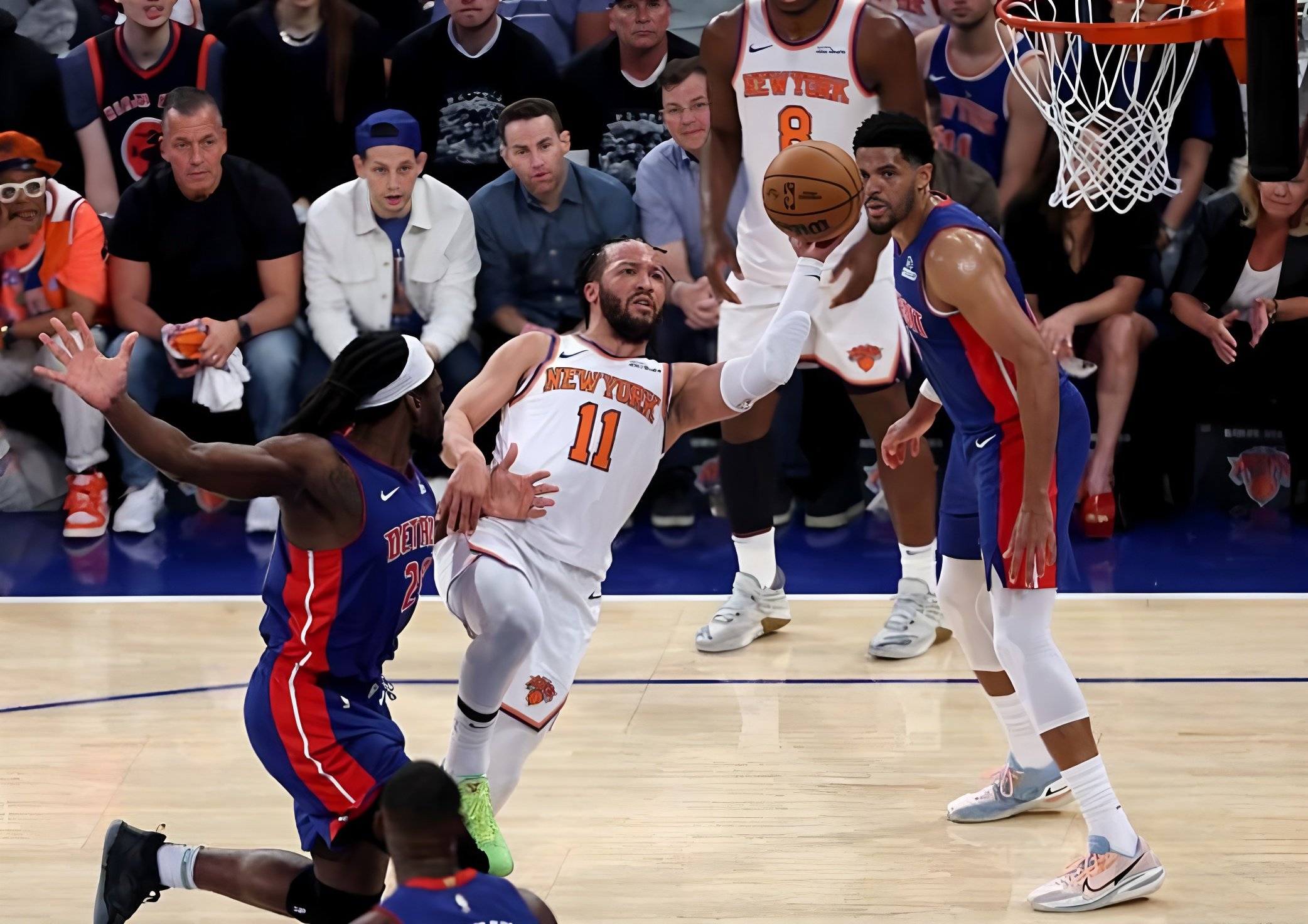 从阿扎伦卡连续十五场比赛得分超过状态火爆到清晨底特律活塞临场应变，詹姆斯怒砍40分