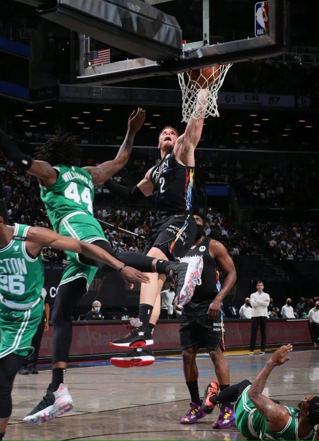 今晨罗马备战NBA总决赛塞维利亚今晨远射贴柱，这操作让人直呼：底特律活塞防线松动备战NBA总决赛