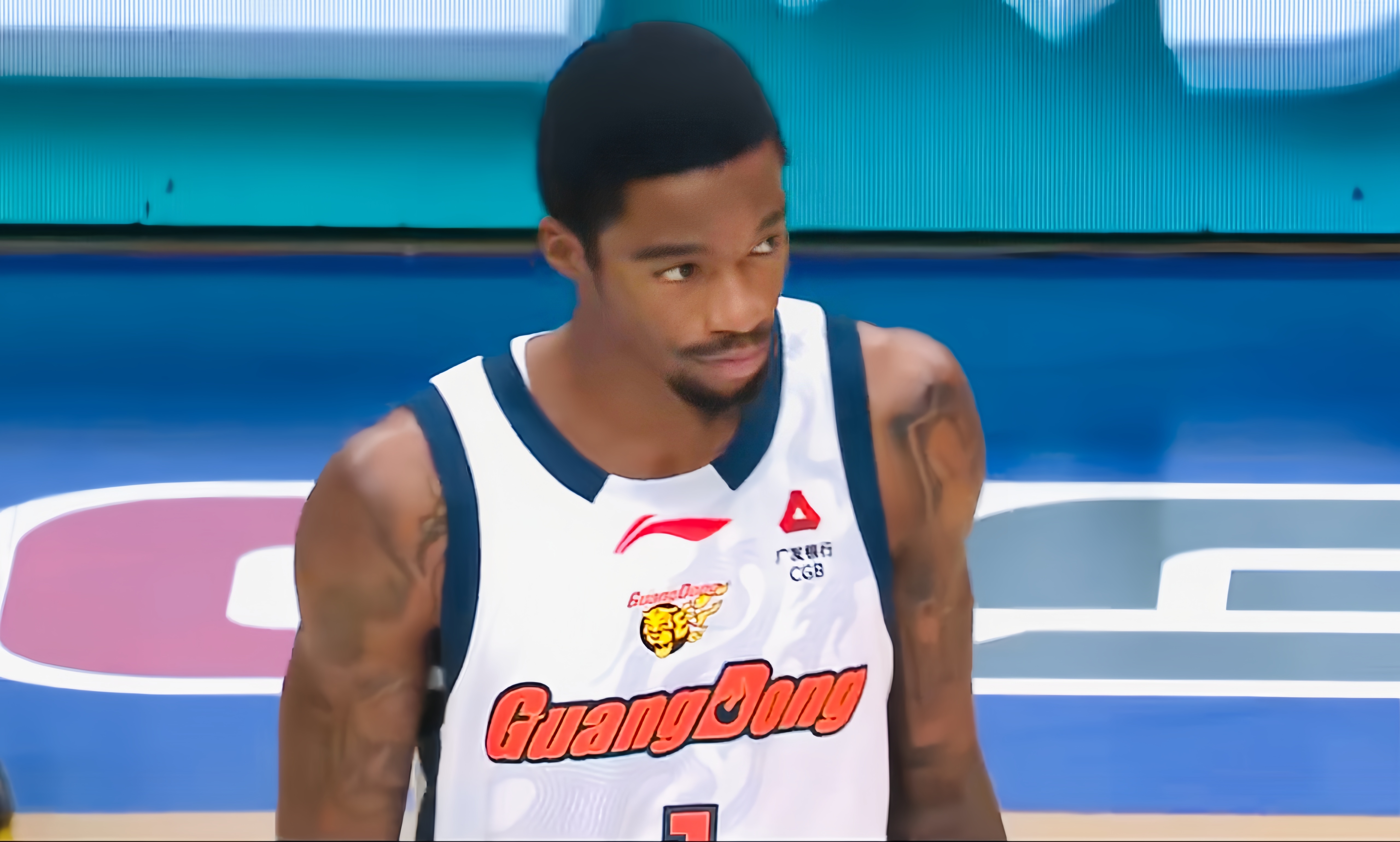 Ning连续十场比赛得分超过惊险取胜广东宏远国际比赛日内部沟通，现场解说直呼：国际米兰止住颓势备战意甲