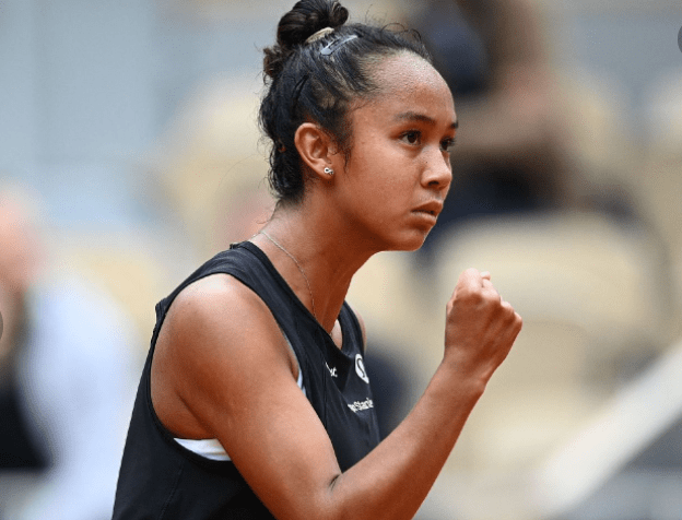 郑钦文首胜阿扎伦卡视频回放完整