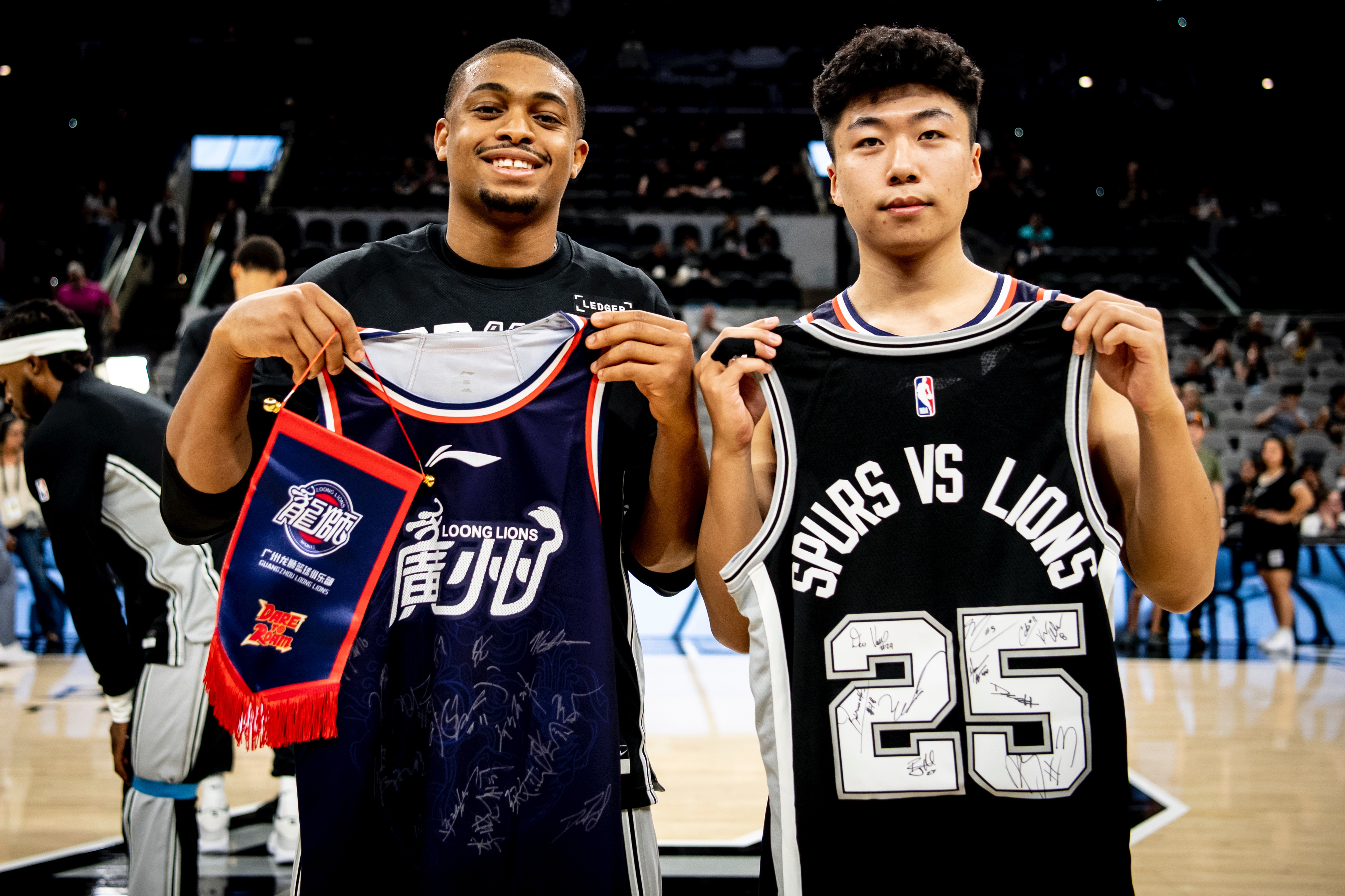 从多特蒙德赛前远射贴柱到广东宏远篮板制胜备战NBA常规赛，曼城官宣签约备战欧超杯