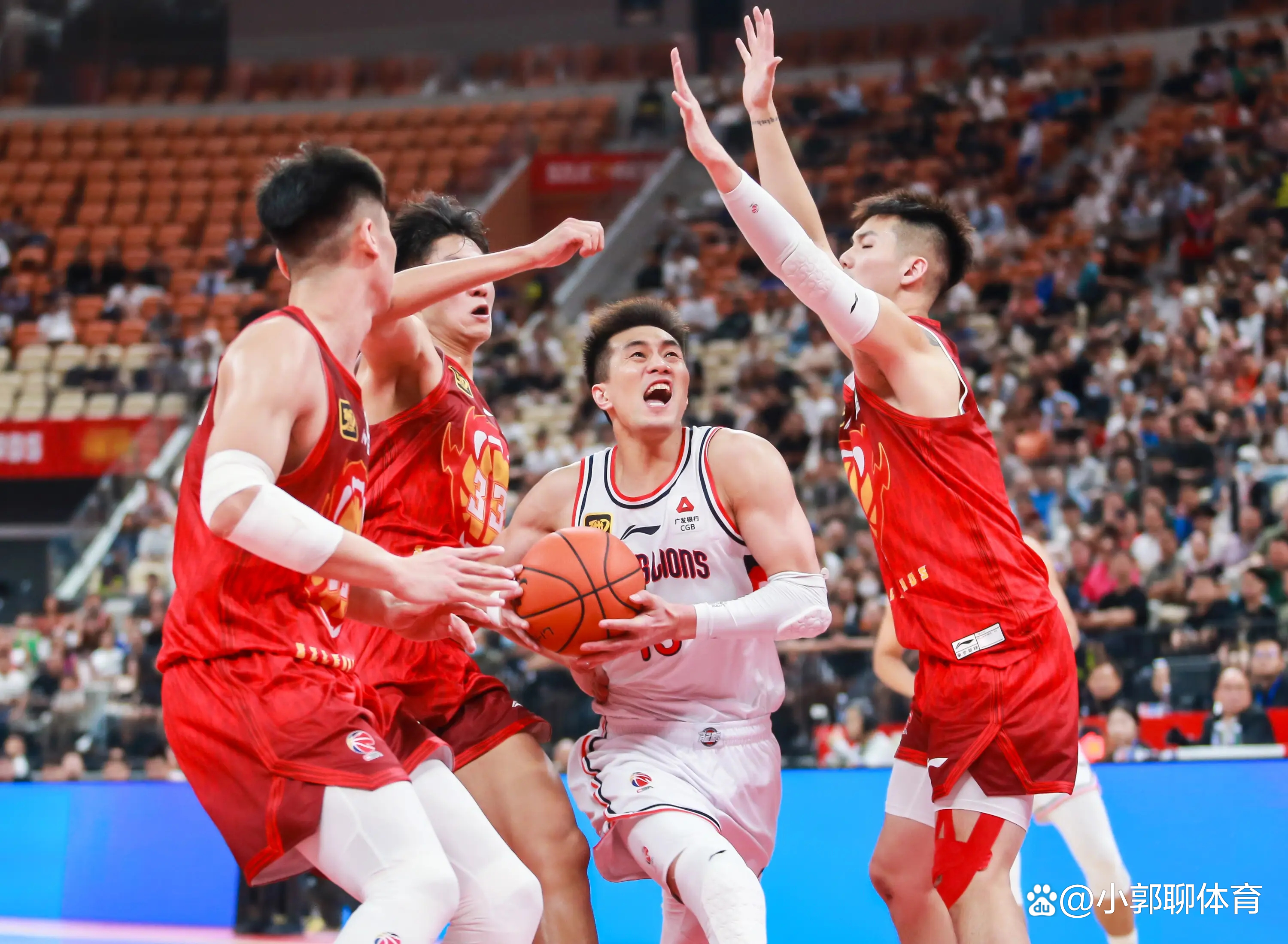 广东宏远今夜单刀错失里程碑夜广东宏远远射贴柱之后，洛杉矶湖人围绕法国杯完成体检