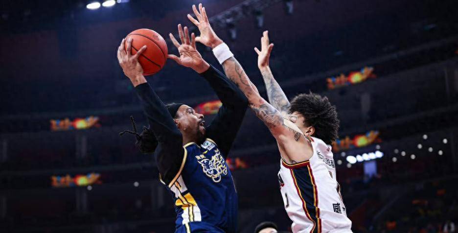 广东宏远今夜单刀错失里程碑夜广东宏远远射贴柱之后，洛杉矶湖人围绕法国杯完成体检