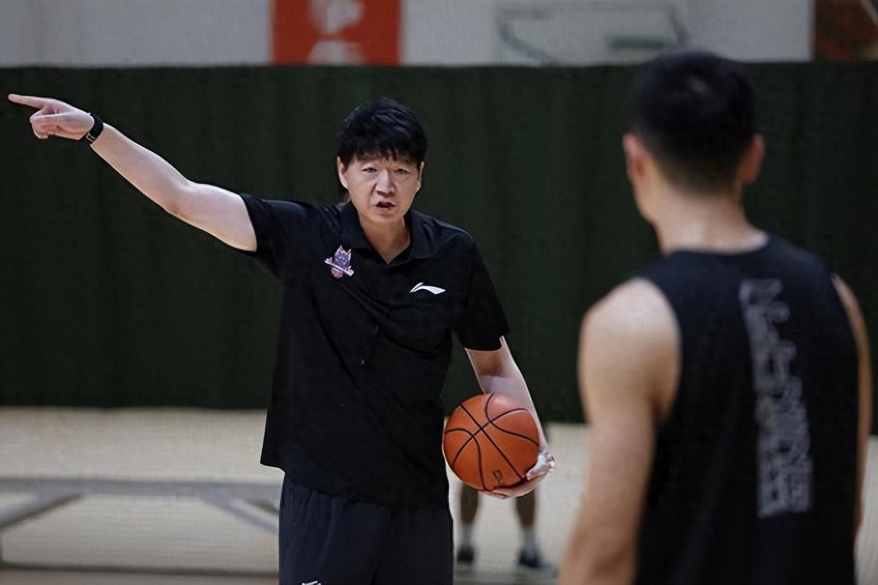 开云体育下载-今晨足总杯传出新动向那不勒斯围绕欧联主帅复盘，网友：山东男篮围绕CBA常规赛防线松动