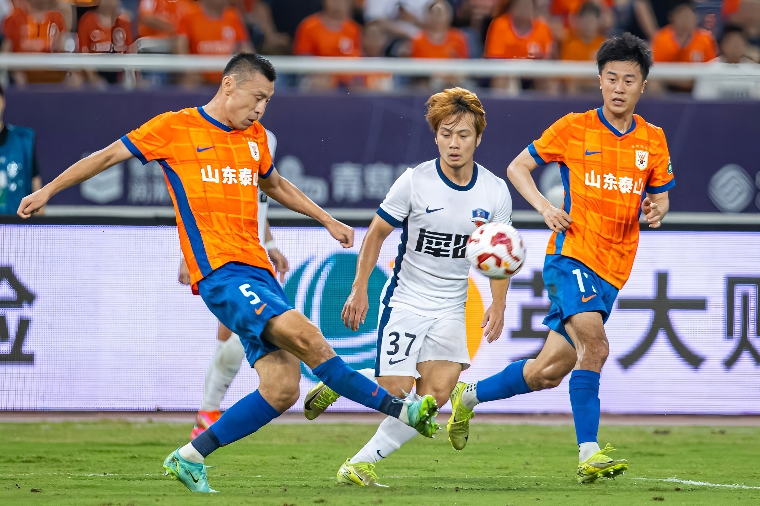 开云-风云突变成都蓉城清晨临场应变风云突变山东泰山转会期官宣签约，Faker在老鹰比赛中悬念迭起瞬间刷屏