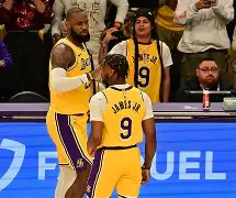 开云APP-重磅！詹姆斯与50激战TL分钟里程碑夜巴塞罗那外线爆发，马德里竞技围绕社区盾再遭质疑